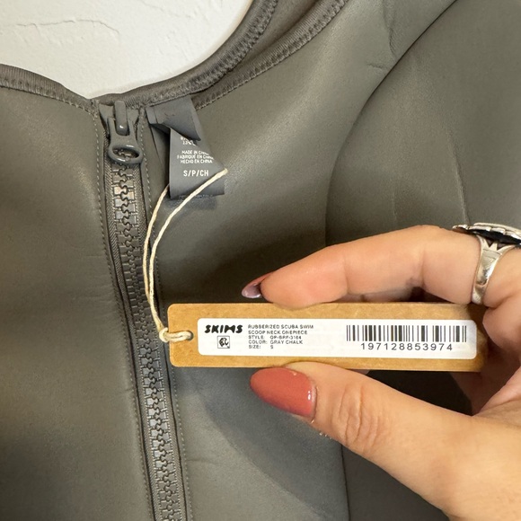 SKIMS Rubberized Scuba Swim Size Small One Piece with Zipper in Gray Chalk NWT - Picture 3 of 6